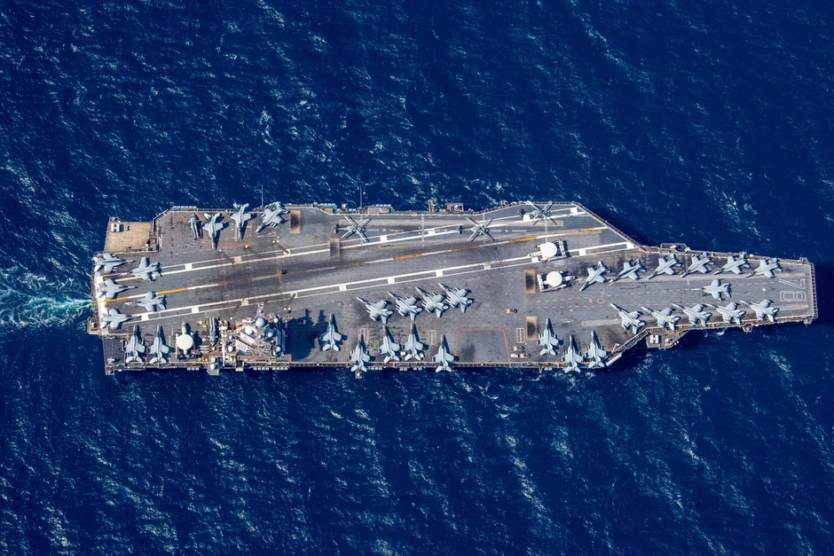 Hơn 600 thuỷ thủ Mỹ 'vật lộn' với đám cháy kéo dài 30 giờ trên tàu sân bay USS Gerald R. Ford Hơn 600 thuỷ thủ Mỹ 'vật lộn' với đám cháy kéo dài 30 giờ trên tàu sân bay USS Gerald R. Ford