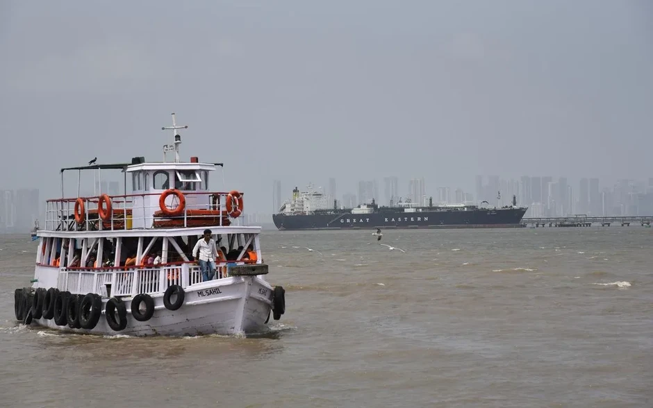 Hơn 800 tàu mắc kẹt chờ mở đường thoát qua eo biển Hormuz Hơn 800 tàu mắc kẹt chờ mở đường thoát qua eo biển Hormuz