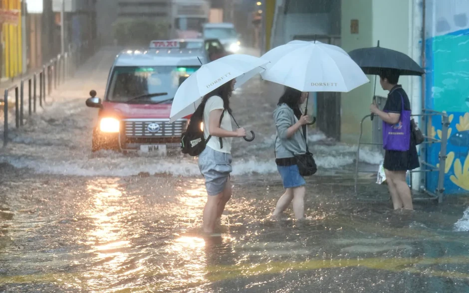 Hong Kong (Trung Quốc) ban hành cảnh báo mưa lớn nghiêm trọng nhất Hong Kong (Trung Quốc) ban hành cảnh báo mưa lớn nghiêm trọng nhất