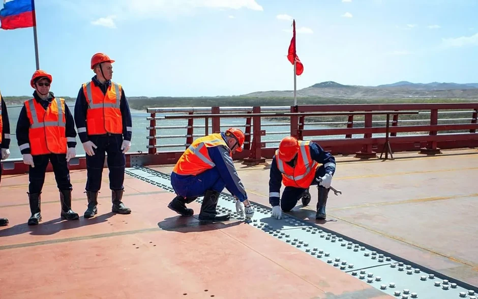 Hợp long cầu đường bộ đầu tiên kết nối Nga và Triều Tiên Hợp long cầu đường bộ đầu tiên kết nối Nga và Triều Tiên
