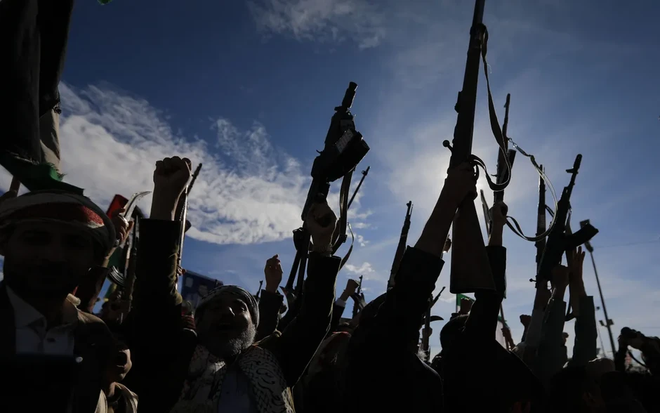 Houthi tuyên bố "sẵn sàng khai hỏa" khi cuộc chiến chống lại Iran leo thang Houthi tuyên bố "sẵn sàng khai hỏa" khi cuộc chiến chống lại Iran leo thang