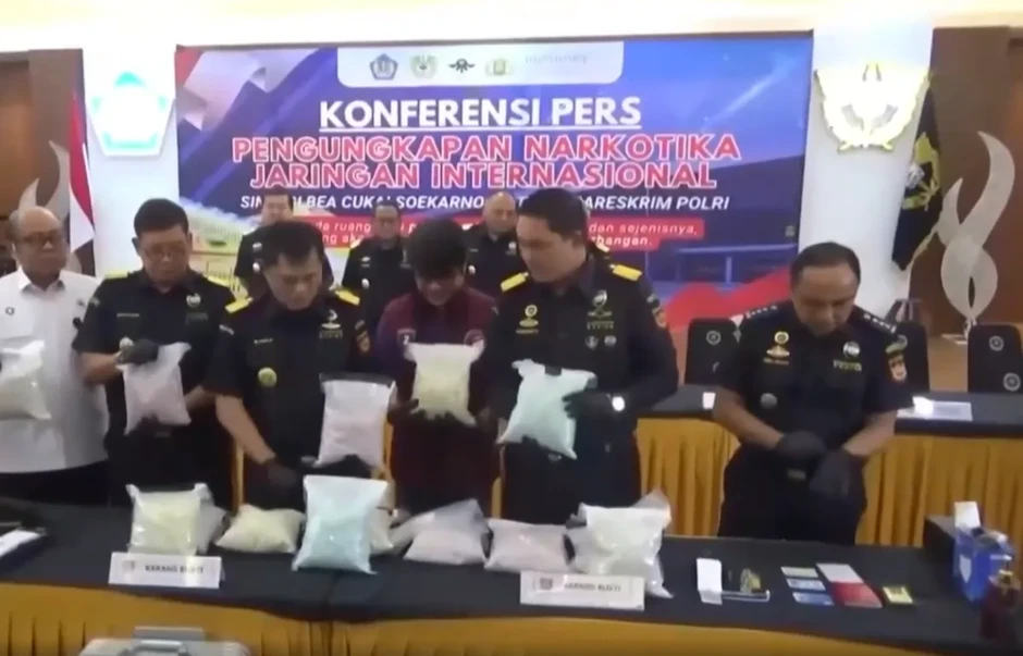 Indonesia bắt giữ phi công bị cáo buộc vận chuyển ma túy Indonesia bắt giữ phi công bị cáo buộc vận chuyển ma túy