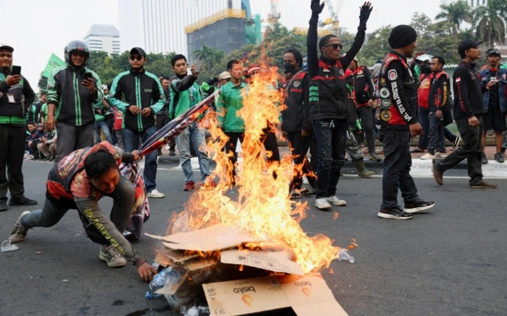 Indonesia buộc các hãng xe công nghệ chỉ lấy hoa hồng 8%, mua bảo hiểm cho tài xế Indonesia buộc các hãng xe công nghệ chỉ lấy hoa hồng 8%, mua bảo hiểm cho tài xế