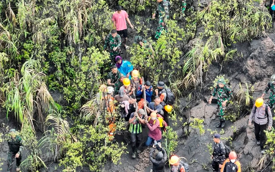 Indonesia tìm thấy thi thể nhà leo núi trong vụ núi lửa phun trào Indonesia tìm thấy thi thể nhà leo núi trong vụ núi lửa phun trào