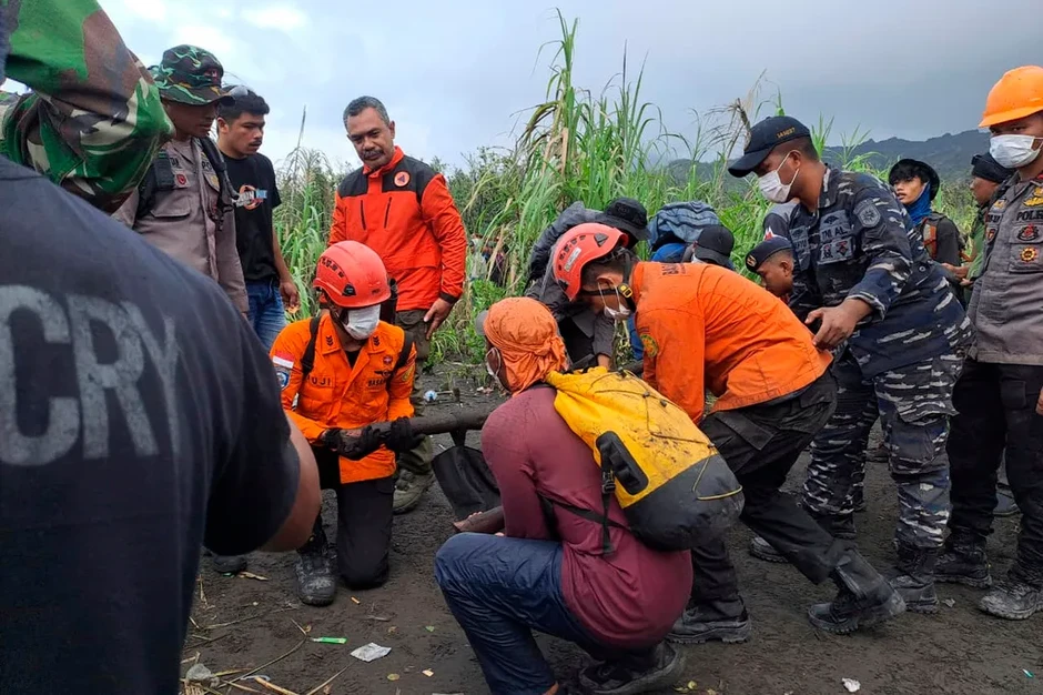 Indonesia tìm thấy thi thể nhà leo núi trong vụ núi lửa phun trào Indonesia tìm thấy thi thể nhà leo núi trong vụ núi lửa phun trào
