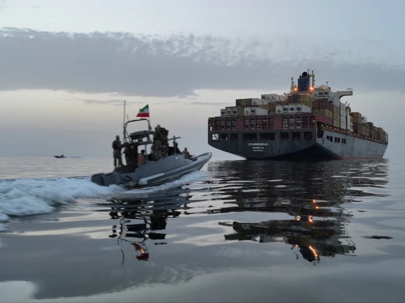 Iran áp luật mới với eo biển Hormuz Iran áp luật mới với eo biển Hormuz