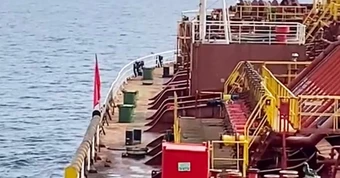 Iran bác bỏ món quà tặng ông Trump, 20.000 thủy thủ mắc kẹt tại vịnh Ba Tư