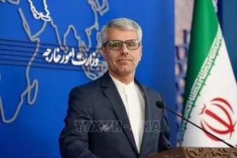 Iran bác bỏ việc chuyển uranium ra nước ngoài, nói Mỹ 'lúng túng' ở eo biển Hormuz