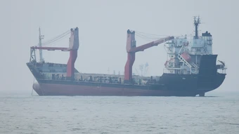 Iran 'bắn cảnh cáo' hai tàu ở Hormuz
