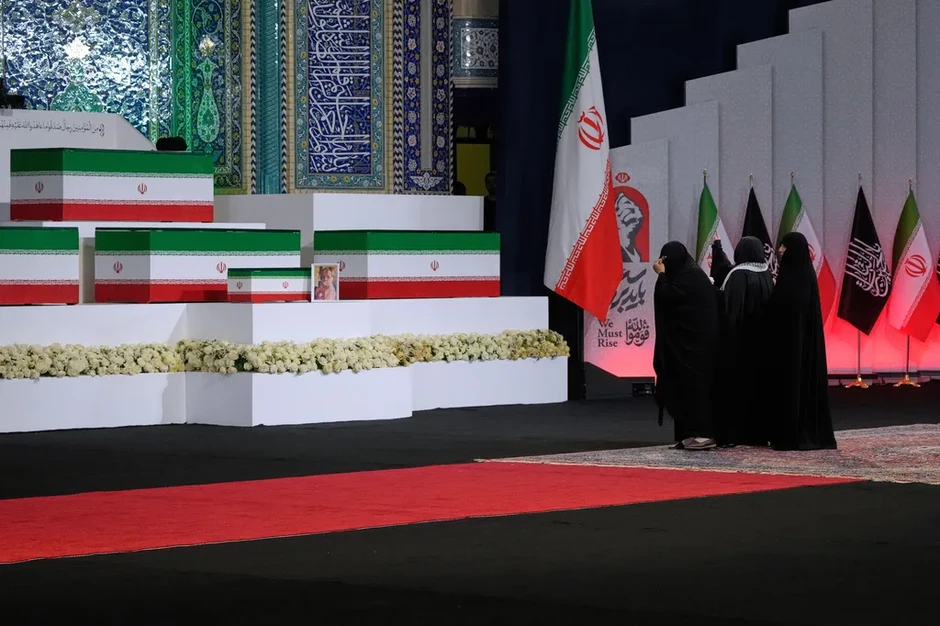 Iran bắt đầu tổ chức lễ tang 6 ngày cho cố Lãnh tụ Ali Khamenei Iran bắt đầu tổ chức lễ tang 6 ngày cho cố Lãnh tụ Ali Khamenei