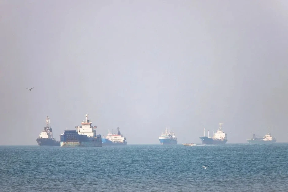 Iran bày trận tàu ngầm mini dưới đáy biển Hormuz Iran bày trận tàu ngầm mini dưới đáy biển Hormuz