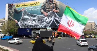 Iran cảnh báo ông Trump: Đầu hàng hoặc về 'thời kỳ đồ đá'