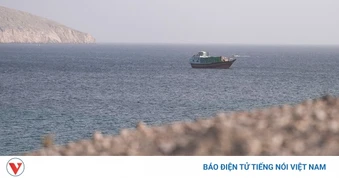 Iran chặn 4 tàu hàng tại eo Hormuz, Houthi tấn công cơ sở dầu mỏ ở Saudi Arabia