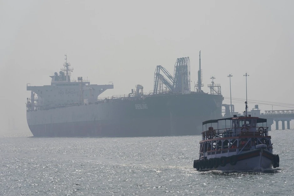 Iran cho phép các tàu 'không thù địch' qua eo biển Hormuz Iran cho phép các tàu 'không thù địch' qua eo biển Hormuz