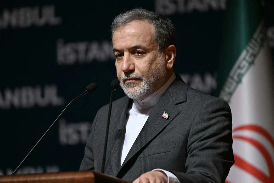 Iran đáp trả yêu cầu của Mỹ về "đầu hàng vô điều kiện" và mở eo biển Hormuz