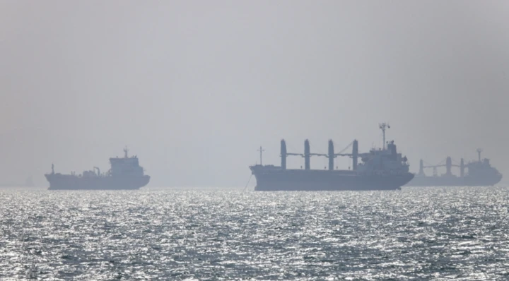 Iran dọa bắn các tàu không tuân thủ, UAE cáo buộc bị Tehran tấn công Iran dọa bắn các tàu không tuân thủ, UAE cáo buộc bị Tehran tấn công
