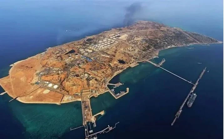 Iran dọa thiêu rụi cơ sở dầu liên quan Mỹ khi "viên ngọc quý" bị tấn công Iran dọa thiêu rụi cơ sở dầu liên quan Mỹ khi "viên ngọc quý" bị tấn công