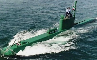 Iran đưa tàu ngầm mini tới 'điểm nóng' Hormuz