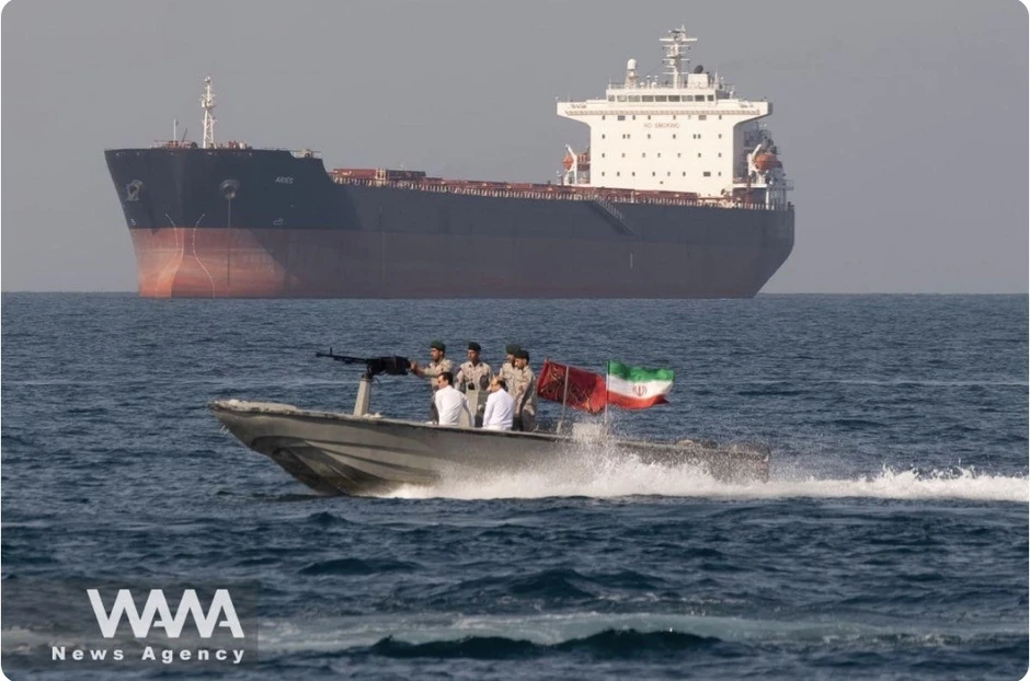 Iran hộ tống tàu chở dầu vượt phong tỏa, cập cảng an toàn Iran hộ tống tàu chở dầu vượt phong tỏa, cập cảng an toàn