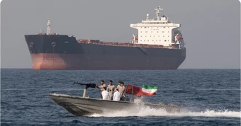 Iran hộ tống tàu chở dầu vượt phong tỏa, cập cảng an toàn
