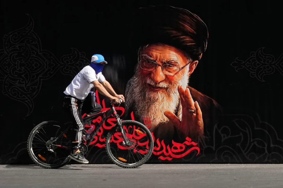 Iran huy động 265.000 cảnh sát bảo vệ lễ tang cố Lãnh tụ Khamenei Iran huy động 265.000 cảnh sát bảo vệ lễ tang cố Lãnh tụ Khamenei