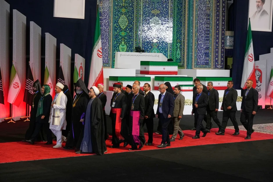 Iran huy động 265.000 cảnh sát bảo vệ lễ tang cố Lãnh tụ Khamenei Iran huy động 265.000 cảnh sát bảo vệ lễ tang cố Lãnh tụ Khamenei