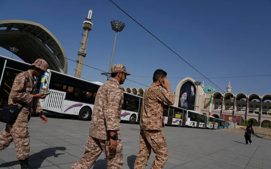 Iran huy động 265.000 cảnh sát bảo vệ lễ tang cố Lãnh tụ Khamenei Iran huy động 265.000 cảnh sát bảo vệ lễ tang cố Lãnh tụ Khamenei