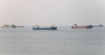 Iran lập đường dây nóng về Hormuz, tuyên bố vẫn kiểm soát eo biển
