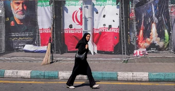 Iran lập 'hàng rào người' bảo vệ nhà máy điện, dừng tàu hỏa trước đe dọa của Mỹ - Israel