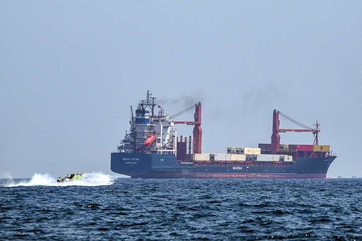 Iran nã pháo vào tàu container gần eo biển Hormuz