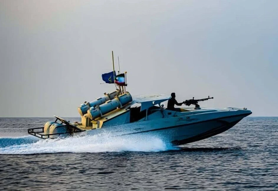 Iran nổ súng vào tàu Mỹ qua eo biển Hormuz, Washington khai hỏa bắn trả