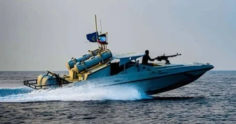 Iran nổ súng vào tàu Mỹ qua eo biển Hormuz, Washington khai hỏa bắn trả