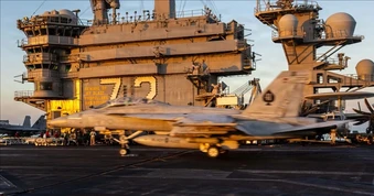 Iran nói nã tên lửa về phía tàu sân bay Mỹ, Washington chưa lên tiếng