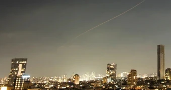 Iran ồ ạt phóng tên lửa, còi báo động vang khắp Israel