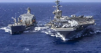 Iran phóng hỏa lực về phía tàu sân bay Mỹ,  bác tin đề nghị ngừng bắn