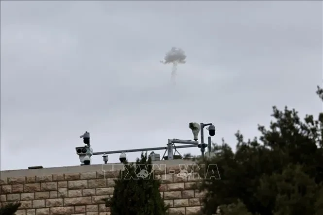 Iran phóng hơn 200 tên lửa và UAV đáp trả Israel Iran phóng hơn 200 tên lửa và UAV đáp trả Israel
