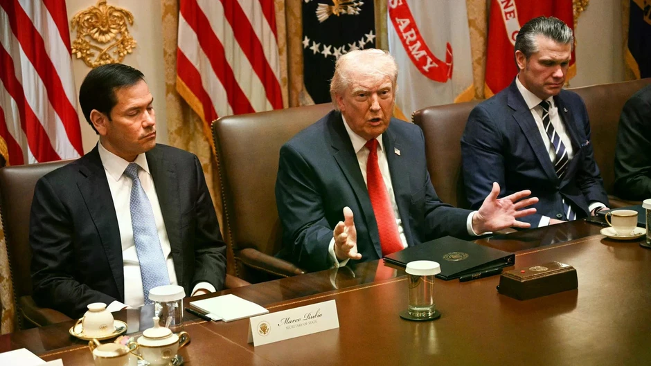 Iran phong toả eo biển Hormuz, Tổng thống Trump triệu tập họp khẩn tại Nhà Trắng