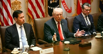 Iran phong toả eo biển Hormuz, Tổng thống Trump triệu tập họp khẩn tại Nhà Trắng