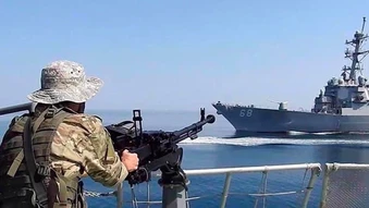 Iran siết chặt eo biển Hormuz, tuyên bố nhắm mục tiêu mọi tàu tiếp cận