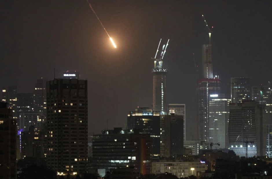 Iran tấn công dữ dội vào Israel và các nước vùng Vịnh Iran tấn công dữ dội vào Israel và các nước vùng Vịnh