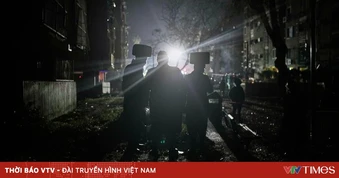Iran tấn công gần cơ sở hạt nhân của Israel, lần đầu tiên phóng tên lửa tầm xa