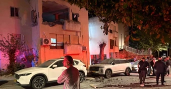 Iran tấn công tên lửa khắp Israel, nói "bất ngờ mới" còn ở phía trước