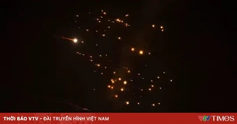 Iran tấn công trả đũa Tel Aviv bằng tên lửa đầu đạn chùm
