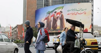 Iran tăng lương tối thiểu 60% giữa lúc xung đột