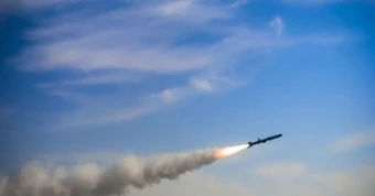 Iran tập kích hàng loạt mục tiêu ở Vùng Vịnh, nói Mỹ phải 'trả giá'