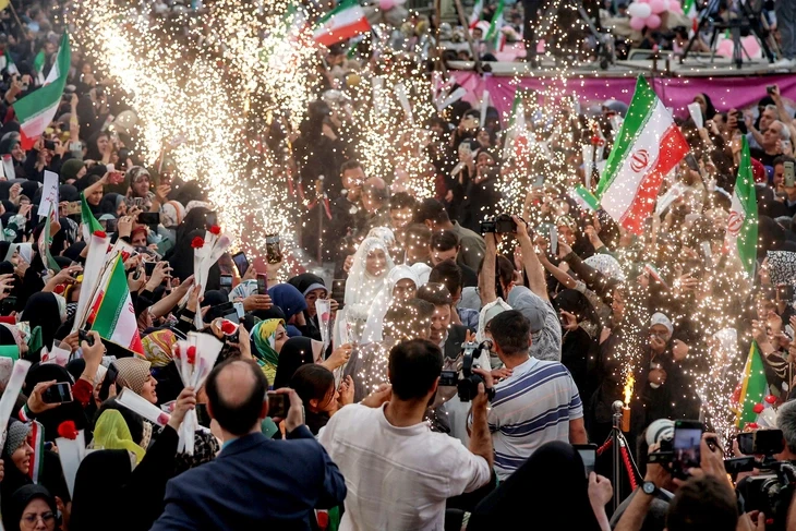 Iran tổ chức lễ cưới tập thể cho hơn 100 cặp đôi 'sẵn sàng hy sinh vì đất nước' Iran tổ chức lễ cưới tập thể cho hơn 100 cặp đôi 'sẵn sàng hy sinh vì đất nước'