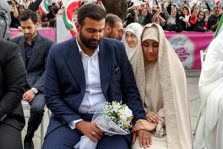 Iran tổ chức lễ cưới tập thể cho hơn 100 cặp đôi 'sẵn sàng hy sinh vì đất nước' Iran tổ chức lễ cưới tập thể cho hơn 100 cặp đôi 'sẵn sàng hy sinh vì đất nước'