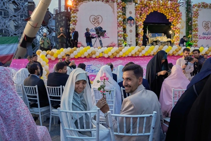 Iran tổ chức lễ cưới tập thể cho hơn 100 cặp đôi 'sẵn sàng hy sinh vì đất nước' Iran tổ chức lễ cưới tập thể cho hơn 100 cặp đôi 'sẵn sàng hy sinh vì đất nước'