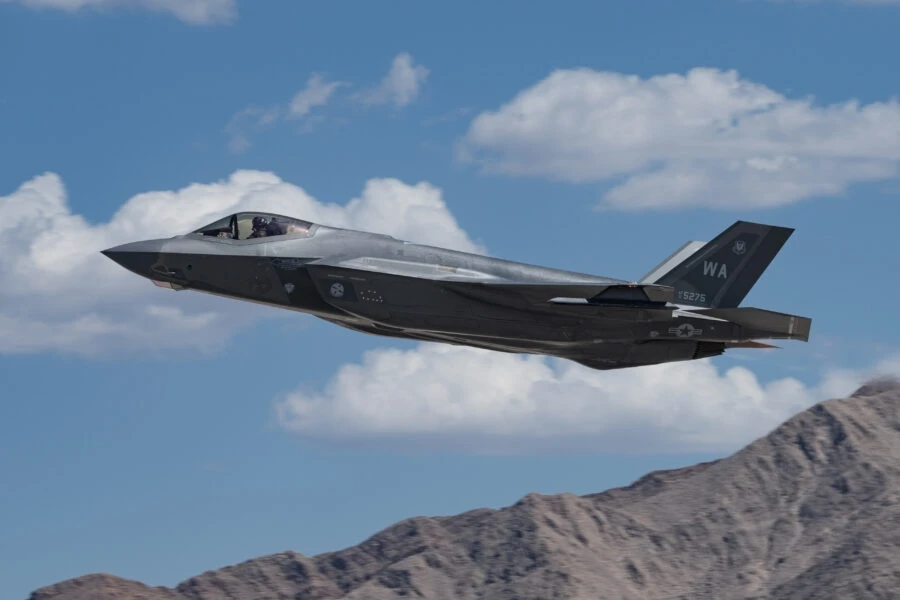 Iran tuyên bố bắn rơi tiêm kích F-35 của Mỹ, nhà máy lọc dầu Kuwait bốc cháy Iran tuyên bố bắn rơi tiêm kích F-35 của Mỹ, nhà máy lọc dầu Kuwait bốc cháy