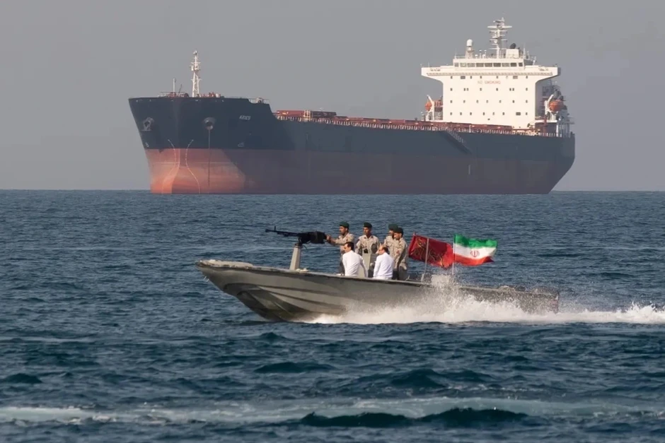 Iran tuyên bố đóng hoàn toàn eo biển Hormuz Iran tuyên bố đóng hoàn toàn eo biển Hormuz